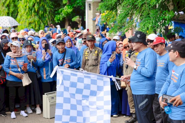 HGN 2024, Bupati Suardi Saleh Ikut Jalan Sehat bersama Ribuan Guru di Barru