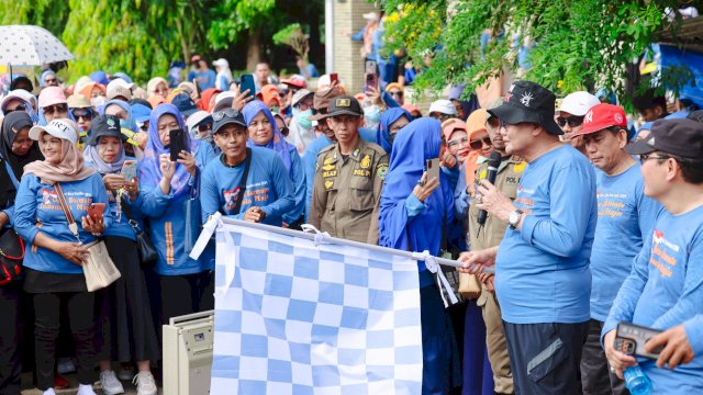 Bupati Barru Suardi Saleh Jalan Sehat bersama para guru.