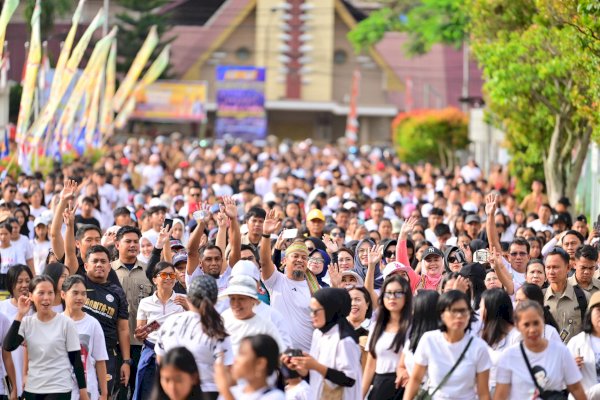 Andi Sudirman dan Fatmawati Kompak Hadir di Tana Toraja, Jalan Sehat Bersama Warga