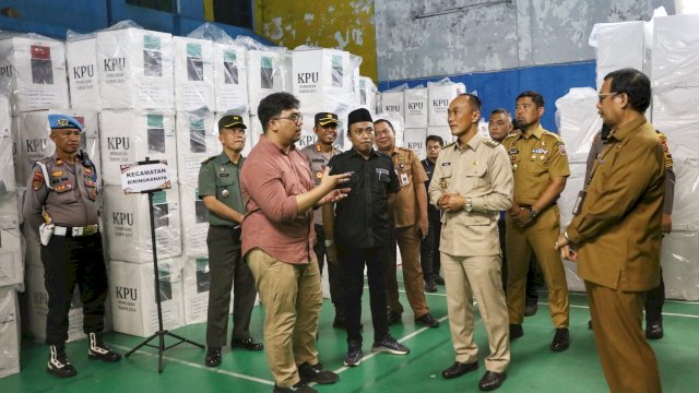 Pjs Wali Kota Makassar Bersama Gubernur Sulsel Tinjau Gudang Logistik KPU.