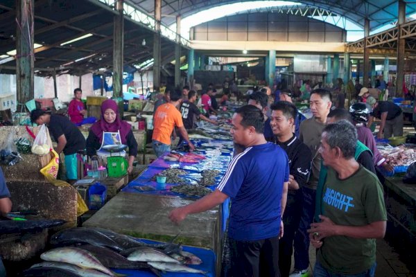 Andi Sudirman Blusukan di Pasar Cekkeng, Warga Bulukumba Teriak “Oppo ki, 02 Andalanku”