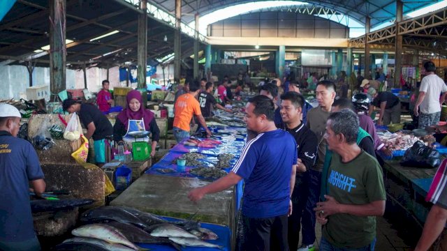 Andi Sudirman Blusukan di Pasar Cekkeng.