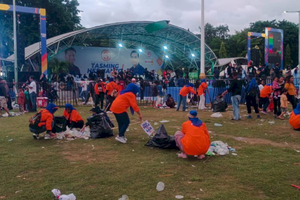 Usai Kampanye Akbar TSM-MO, Panitia Bersihkan Lapangan Andi Makkasau Parepare