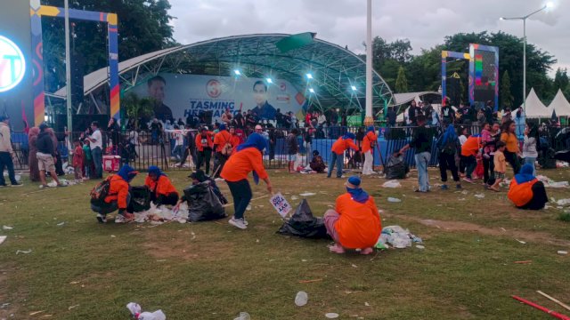 Panitia Bersihkan Lapangan Andi Makkasau Parepare.