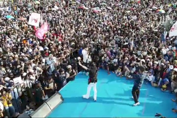 Puluhan Ribu Warga Parepare Hadir di Kampanye Akbar, Tasming Hamid: Ini Bukan soal Kekuasaan, Tapi untuk Perubahan yang Lebih Baik!