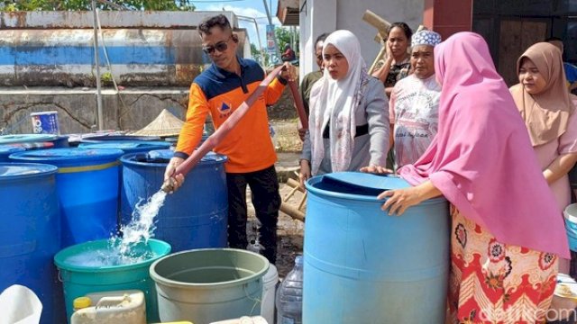 Pemerintah Kabupaten Maros Menyalurkan Air Bersih ke 9 Kecamatan yang Mengalami Krisis Air Bersih