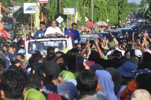 Jokowi Ikut Kampanye Luthfi-Yasin, Bagi-bagi Kaos di Atas Mobil