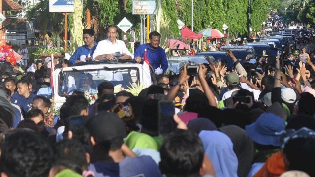 Jokowi Bagi-bagi Kaos di Atas Mobil.(F-INT)