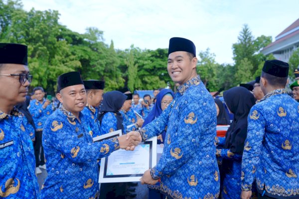 Bupati Pangkep Yusran Berikan Piagam Penghargaan dan Pin Emas Kepada Sejumlah ASN Teladan