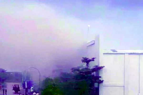 Damkar Makassar Turun Padamkan Kebakaran Gudang Titanium di Summarecon Mutiara