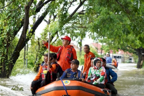Damkar Makassar Siaga Hadapi Ancaman Banjir Akibat Luapan Sungai