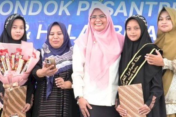 Plt Bupati Bagikan Asupan Bergizi untuk Santri