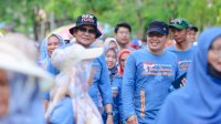 Kompak Kenakan Kaos Biru, Bupati Barru Jalan Santai Bersama Ribuan Guru