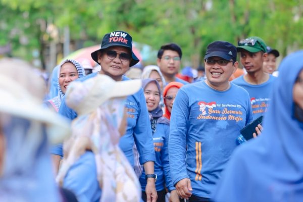 Kompak Kenakan Kaos Biru, Bupati Barru Jalan Santai Bersama Ribuan Guru