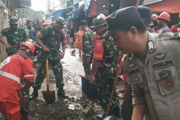 Anggota Koramil 1408-06/Mamajang Berkolaborasi Tripika dan Tripilar Kecamatan Bersihkan Lingkungan Pasar
