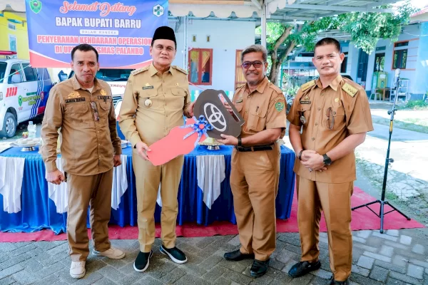 Bupati Barru Serahkan 1 Unit Mobil Ambulance ke Puskesmas Bojo