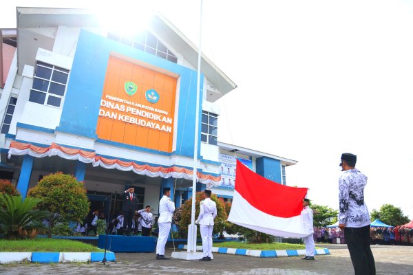 Hari Guru Nasional 79, Bupati Barru Pimpin Upacara dan Bacakan Amanat Menteri Pendidikan R.I