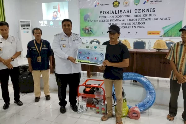Dukung Ketahanan Pangan, Pemkab Maros Berikan 250 Pompa Air BBG kepada Petani
