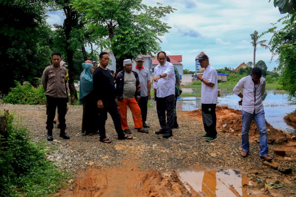 Reses Titik Terakhir, Doktor Mahmud Turun Langsung Tinjau Kondisi Jalan-Drainase di Kelurahan Karuwisi Utara