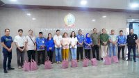 Sekretariat DPRD Sulsel Bagikan Bingkisan Kepada Staf