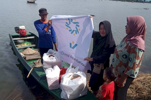 Kebaikan Berlanjut, Tim RML Foundation Naik Perahu Demi Salurkan Bantuan untuk Warga Korban Banjir di Kecamatan Manggala