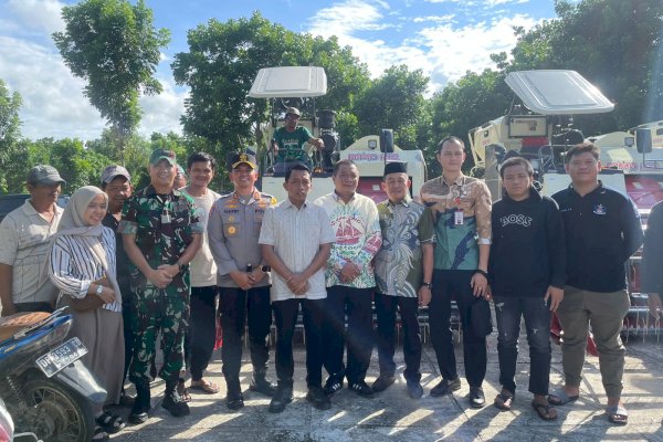 Syaharuddin Alrif Serahkan 14 Combine Harvester: Semoga Tingkatkan Ekonomi Petani Sidrap