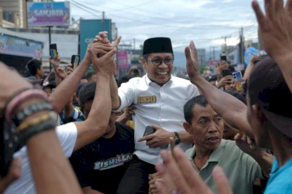 Suwardi Haseng dan Selle KS Dalle Digendong Pendukung, ‘Terima Kasih dan Kita Saling Jaga’