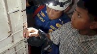 Damkar Makassar Turun Tangan Bantu Siswa yang Jarinya Terjepit di Lobang Kunci Kelas