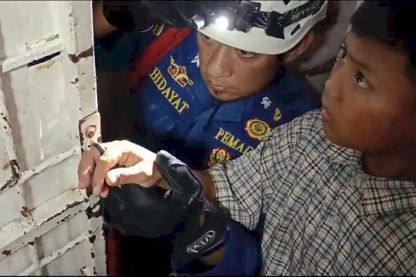 Damkar Makassar Turun Tangan Bantu Siswa yang Jarinya Terjepit di Lobang Kunci Kelas