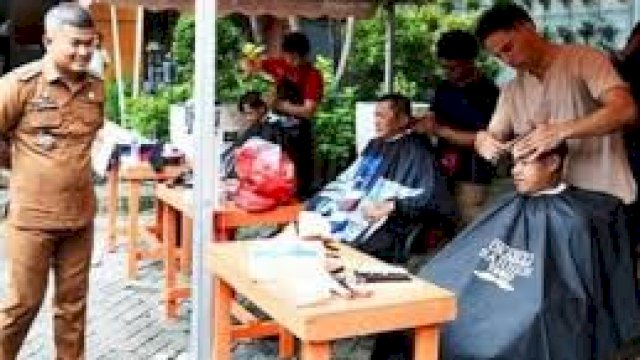 Kecamatan Mamajang Cukur Gratis Pegawai dan Warga