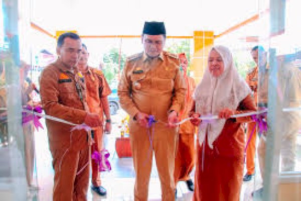 Bupati Barru Resmikan Gedung PONED dan Serahkan Mobil Ambulance untuk Tingkatkan Pelayanan Kesehatan