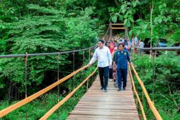 Bupati Barru Resmikan Jembatan Gantung di Desa Harapan