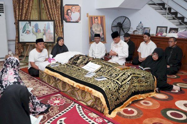 Melayat ke Rumah Duka HM Alwi Hamu, Prof Fadjry Djufry: Beliau Banyak Berkontribusi untuk Kemajuan Sulsel