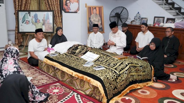 Pj Gubernur Sulsel Prof Fadjry Djufry Melayat ke Rumah Duka HM Alwi Hamu.