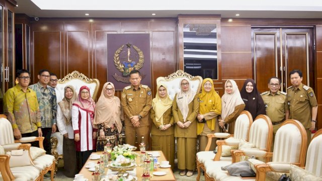 Dekan FK Unhas bersama Pj Gubernur Prof Fadjry Djufry.