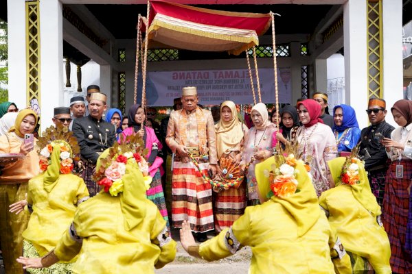 Hadiri HUT Luwu ke-757, Pj Gubernur dan Pj Ketua PKK Sulsel Disambut Meriah di Baruga Kedatuan Luwu