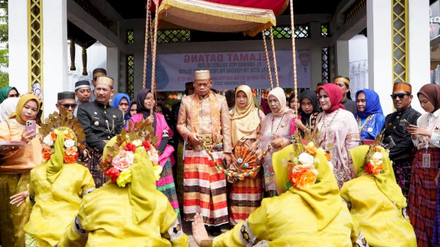 Pj Gubernur Prof Fadry Djufry dan Pj Ketua PKK Sulsel Hadiri HUT Luwu ke-757.