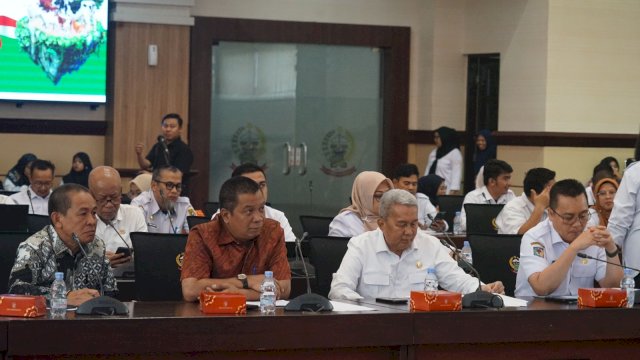 Pj Bupati Sidrap, Idham Kadir Dalle bersama Ketua DPRD Sidrap, H. Takyuddin Masse menghadiri Rapat Koordinasi Investasi Pengembangan Sapi Perah.