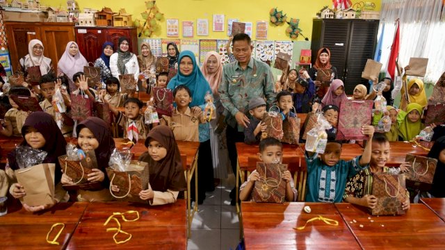 Prof Fadjry Djufry Bagikan Telur dan Susu Gratis di Kota Makassar.