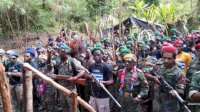 TNI Berhasil Bawa Wakil Ketua OPM Beserta Keluarganya Menyerahkan Diri