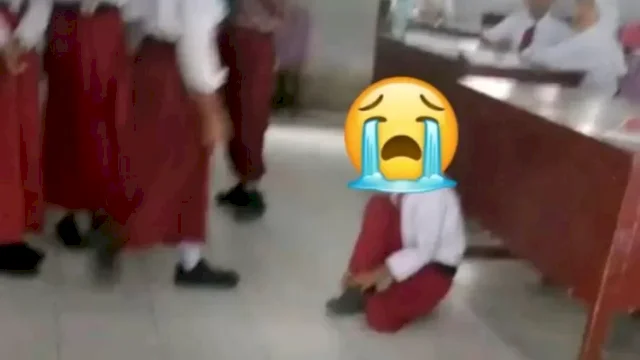 Murid yang Duduk di Lantai Berjam-jam karena Tak Bayar SPP.