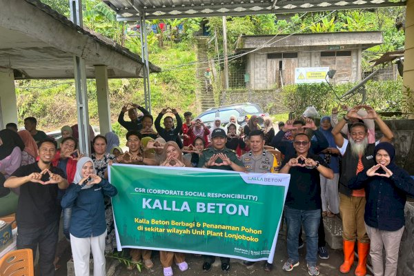 Kalla Beton Berbagi Bibit Pohon-Sembako ke Warga Lonjoboko