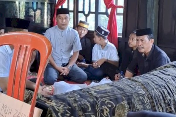 Legislator NasDem Sulsel Syukur Melayat Ke Rumah Duka Santri Korban Kebakaran di Pinrang