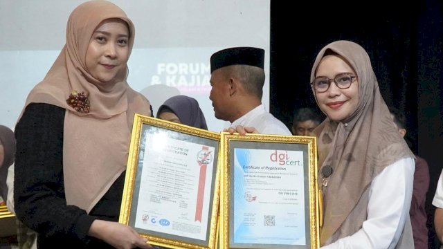 SMP Islam Athirah Makassar.