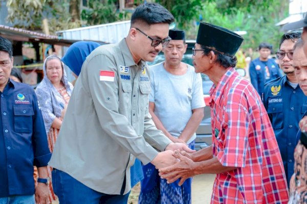 Teguh Iswara Suardi Beri Bantuan Sekaligus Dukungan Moral kepada Korban Kebakaran di Barru