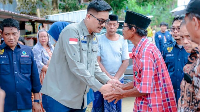 Teguh Iswara Suardi Beri Bantuan kepada Korban Kebakaran di Barru.