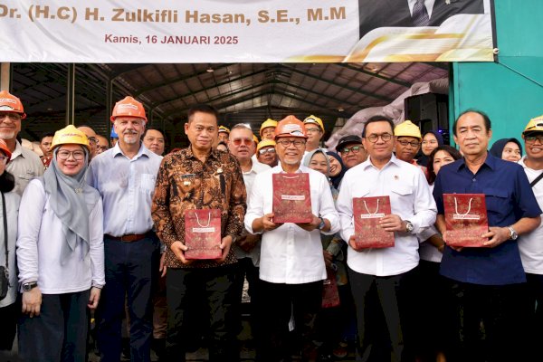 Pj Gubernur Sulsel Prof Fadjry Djufry Dampingi Menko Zulkifli Hasan Tinjau Gudang Kakao PT Papandayan Cocoa Industries