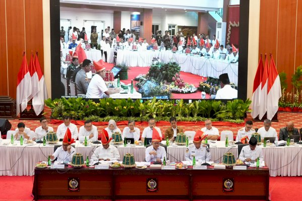 Kenakan “Passapu” Merah, Menko Pangan Zulkifli Hasan Bersama Pj Gubernur, Bupati dan Wali Kota Gelar Rakor