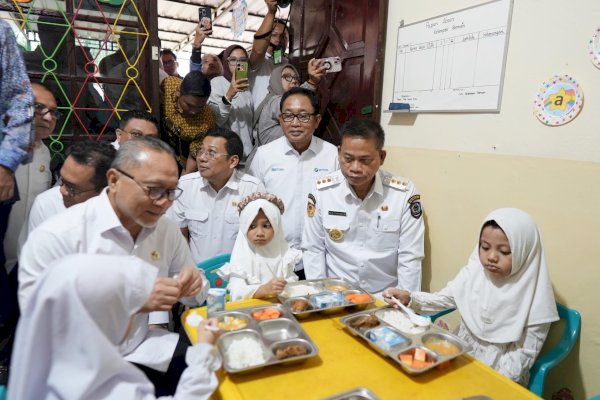 Menko Pangan dan Mendag Tinjau Makan Bergizi Gratis di Makassar