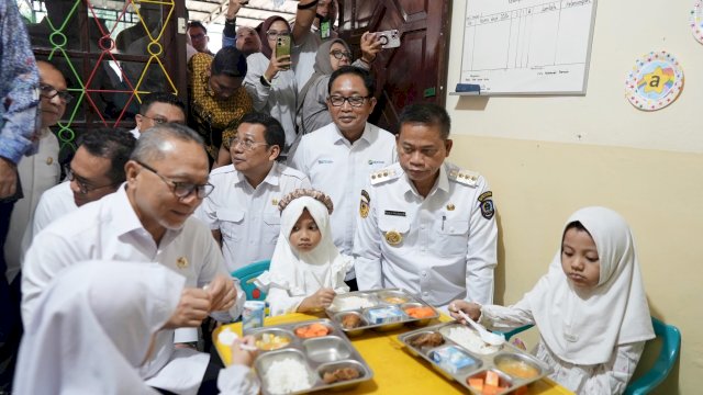 Menteri Koordinator Bidang Pangan RI Zulkifli Hasan dan Menteri Perdagangan RI Budi Santoso, meninjau program Makan Bergizi Gratis di TK Asoka.